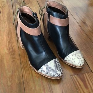 Cynthia Vincent bootie size 9